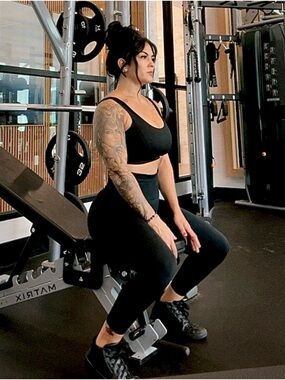 Black Sports Bra & Leggings Set - Sleek Activewear